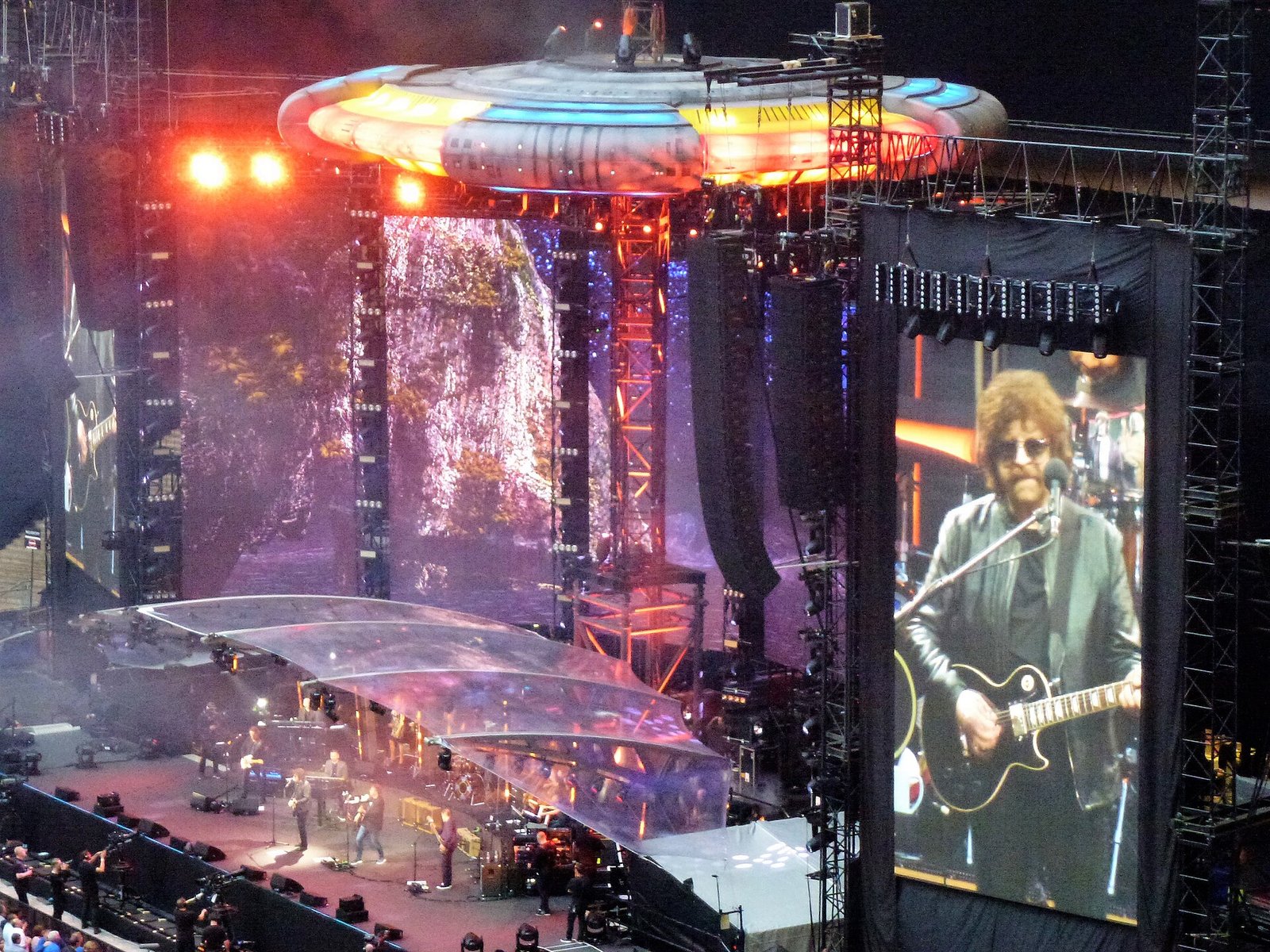 Jeff Lynne's ELO on stage at Wembley Stadium in 2017 under a spaceship-shaped lighting rig