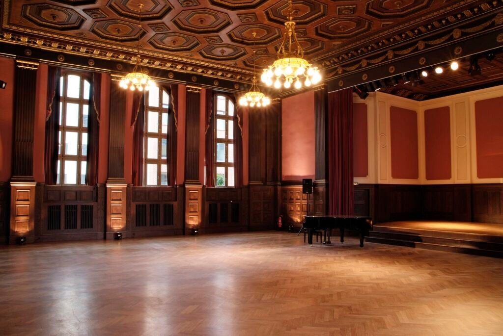 The empty Meistersaal hall in Berlin with a coffered ceiling, chandeliers and a grand piano